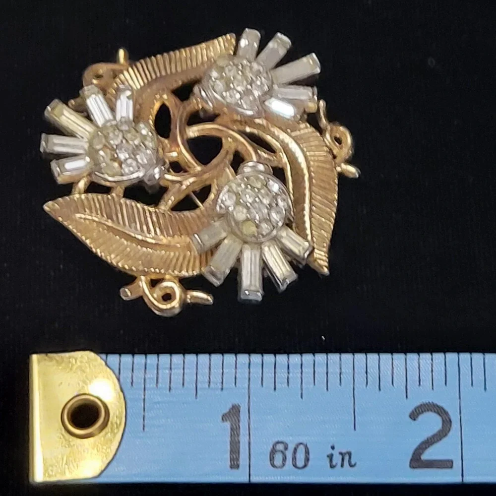 Vintage‎ TRIFARI Signed Philippe Gold Tone Leafy Clear Round Rhinestone Brooch